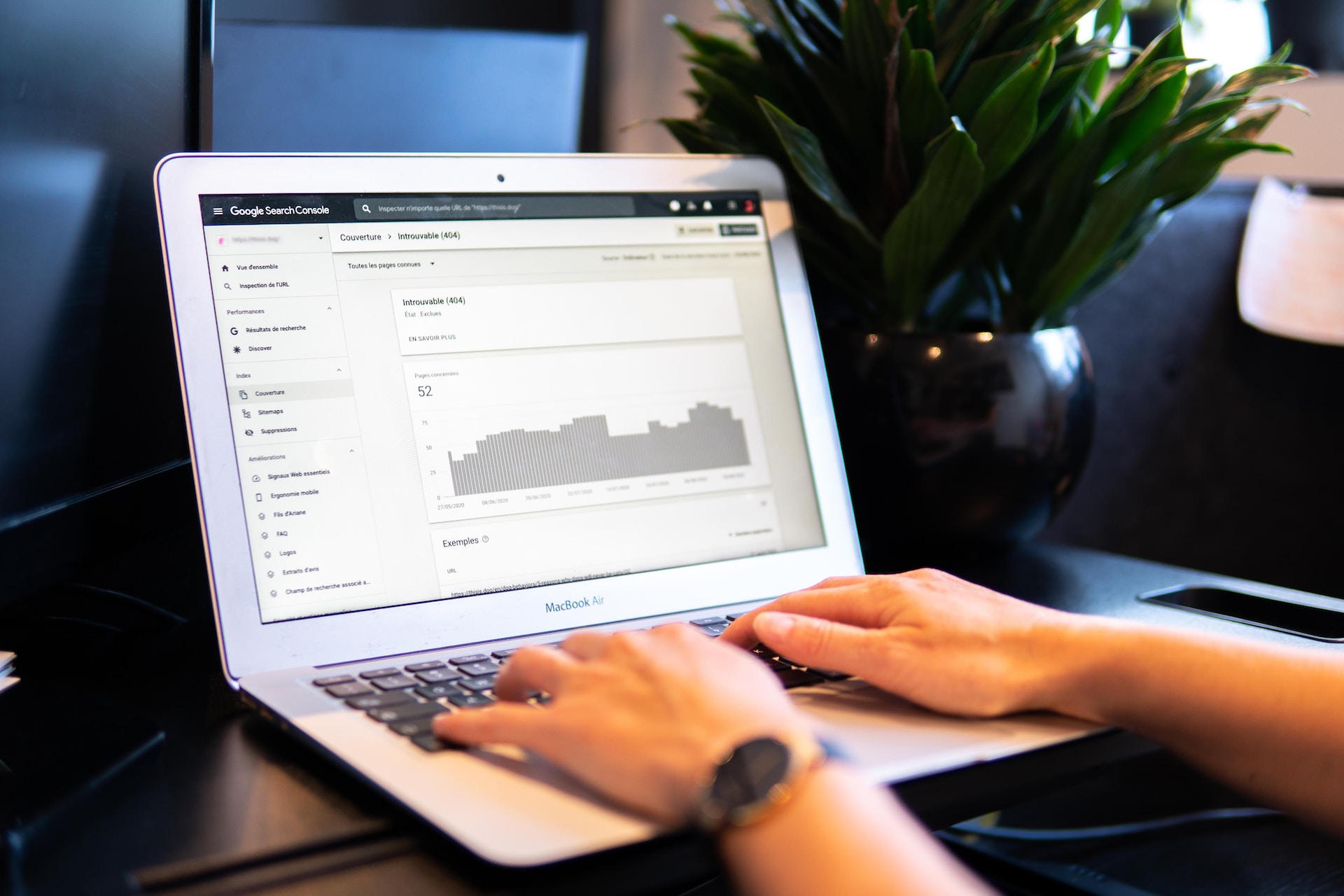 Eine Nutzerin vor dem Laptop mit Google Search Console, einem wichtigen SEO Tool von Google, geöffnet.